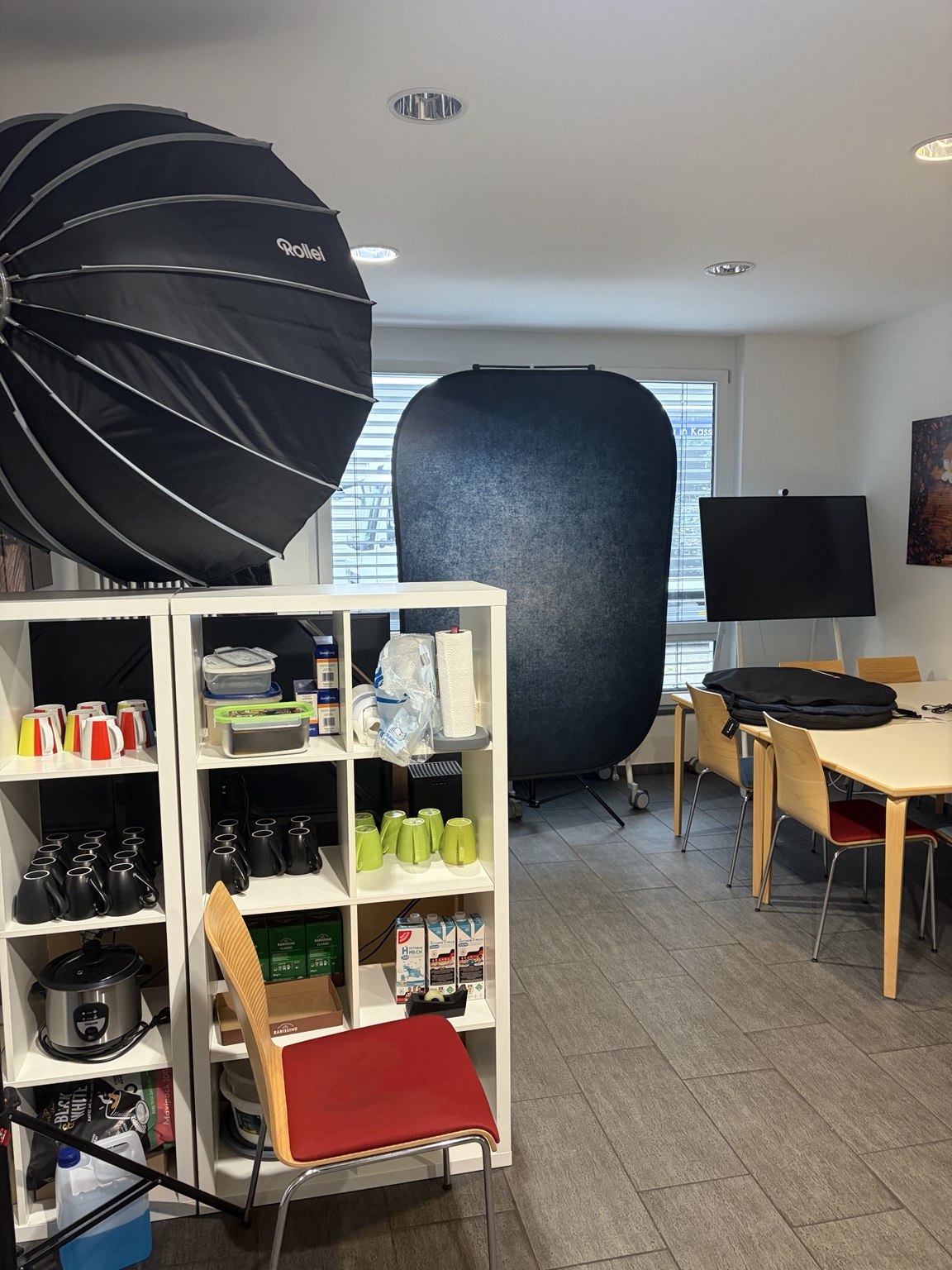 Softbox und Fotohintergrund zwischen Regalen und Tischen bei cdemy