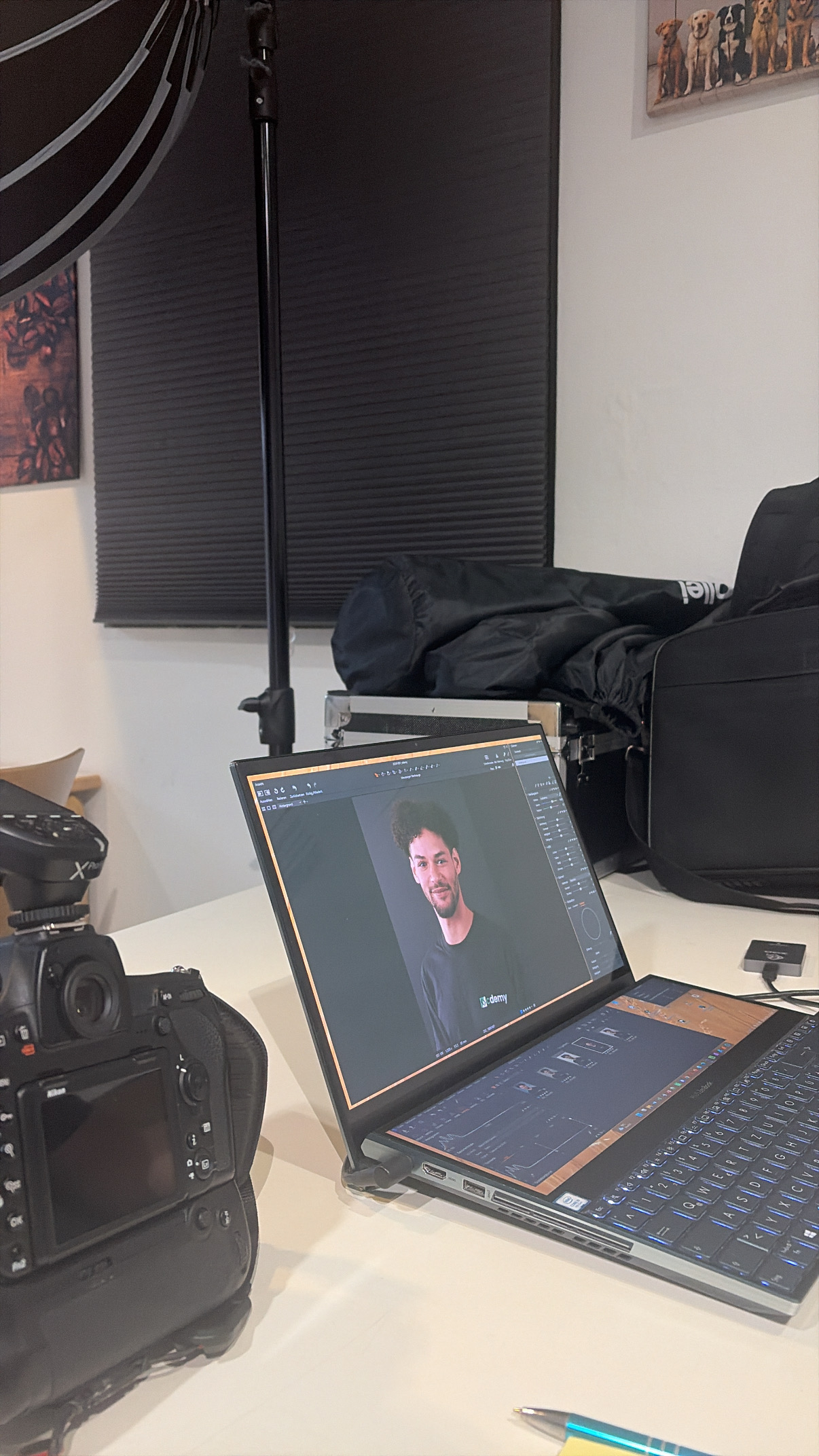 Kamera und Laptop mit einem aufgenommenen Porträt