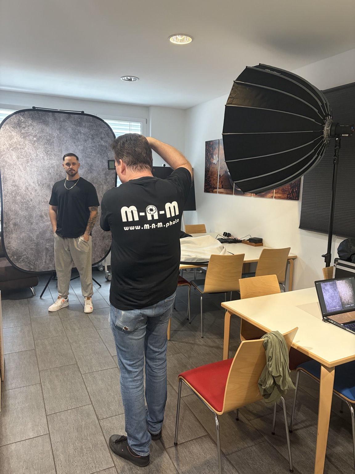 Unser langjähriger Fotografiepartner fotografiert einen Teilnehmer im mobilen Fotostudio bei cdemy