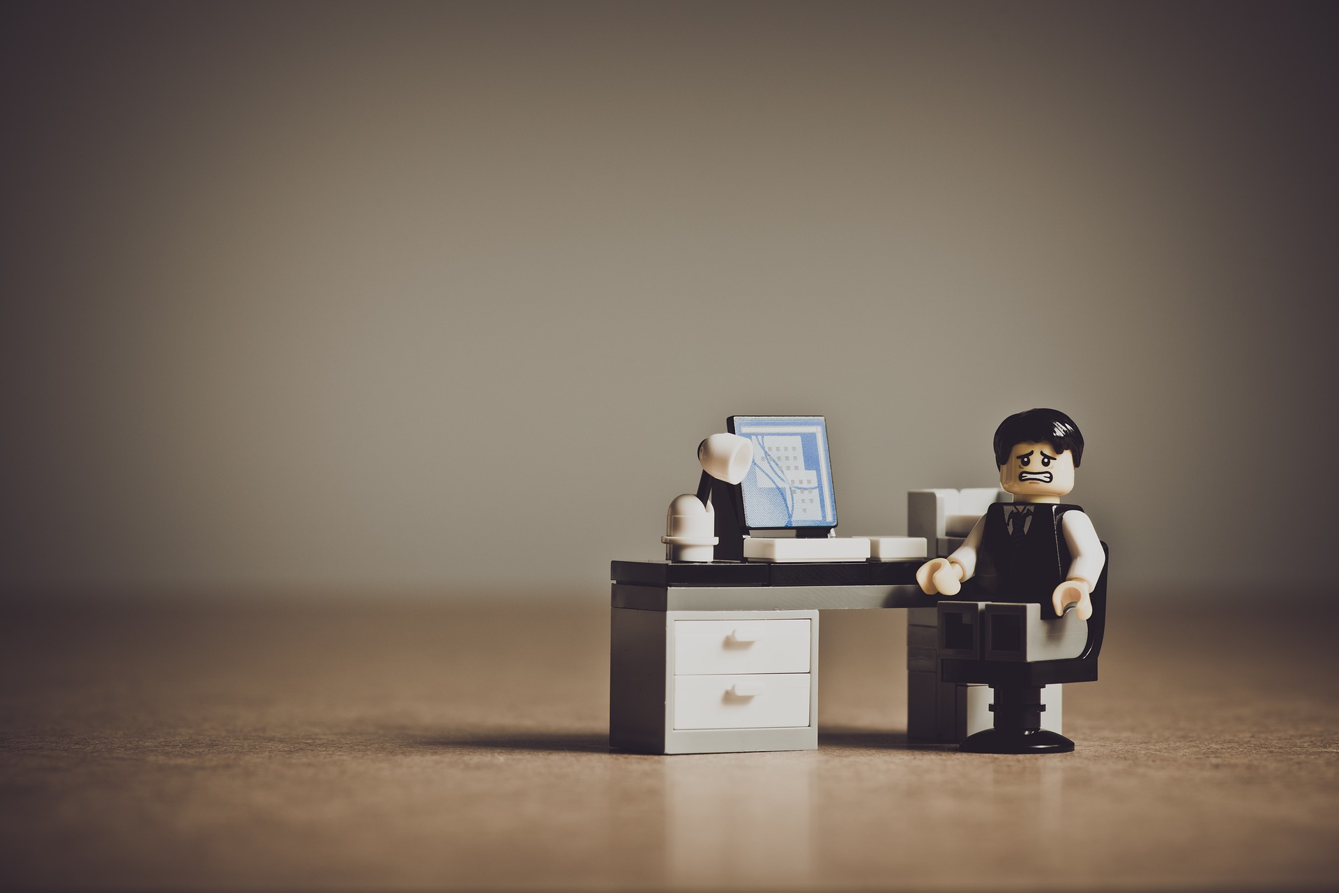 Ein Arbeitsplatz mit Lego-Männchen